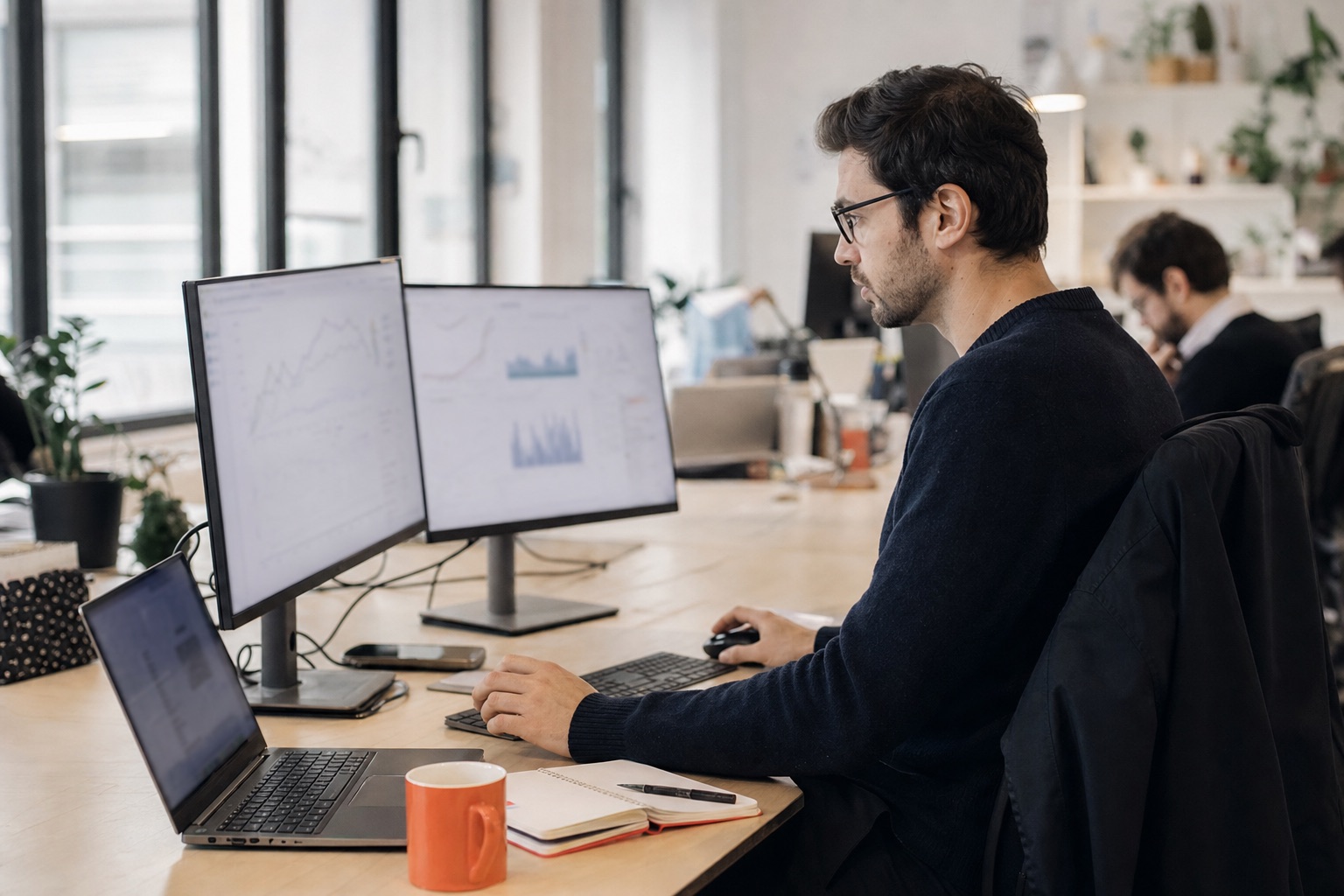 Un consultant Tag Expert surveille les courbes de tracking d'un client