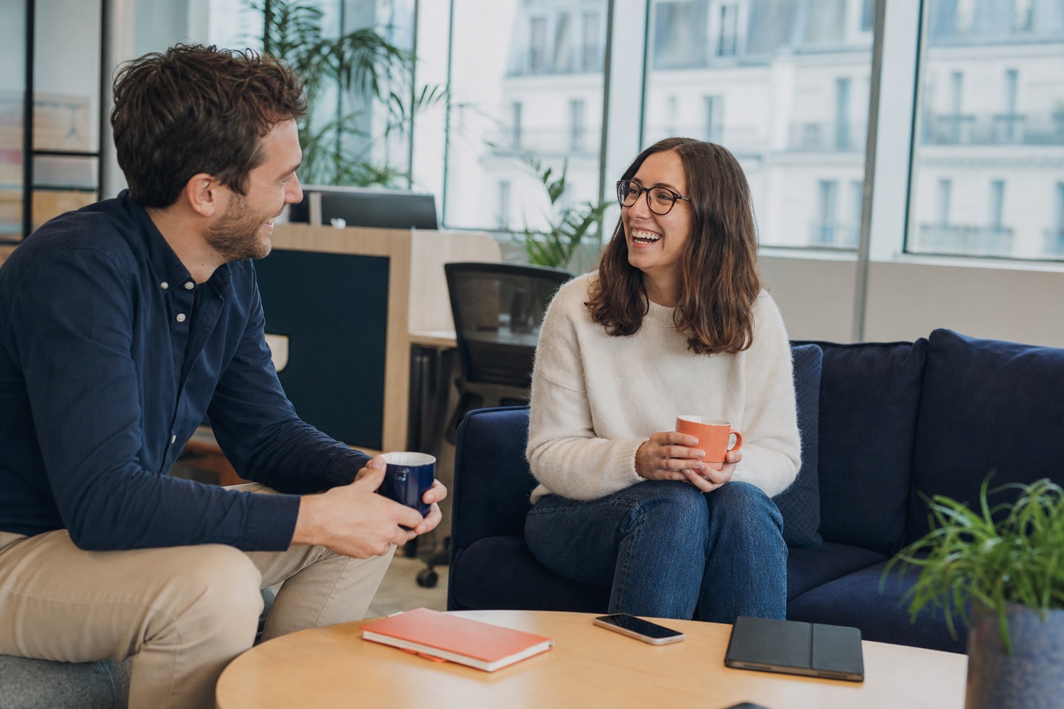 Échange informel dans les bureaux de Tag Expert